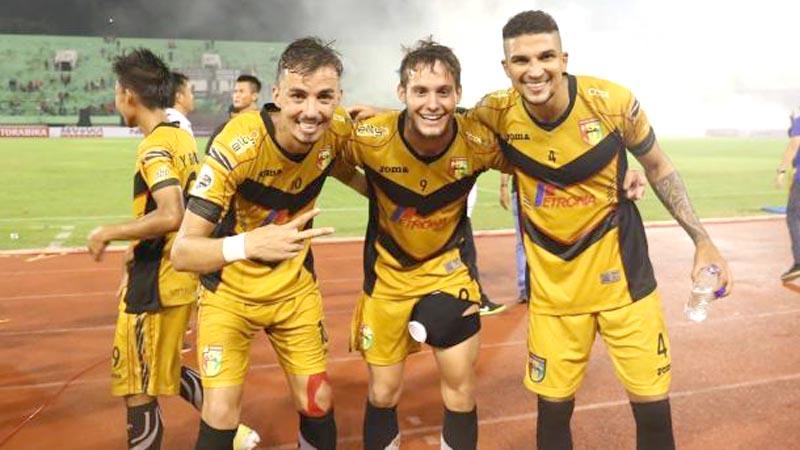 Arthur Cunha Da Rocha (kanan) menjadi salah satu pilar andalan Mitra Kukar ketika menjuarai Piala Jenderal Sudirman 2016. - INDOSPORT